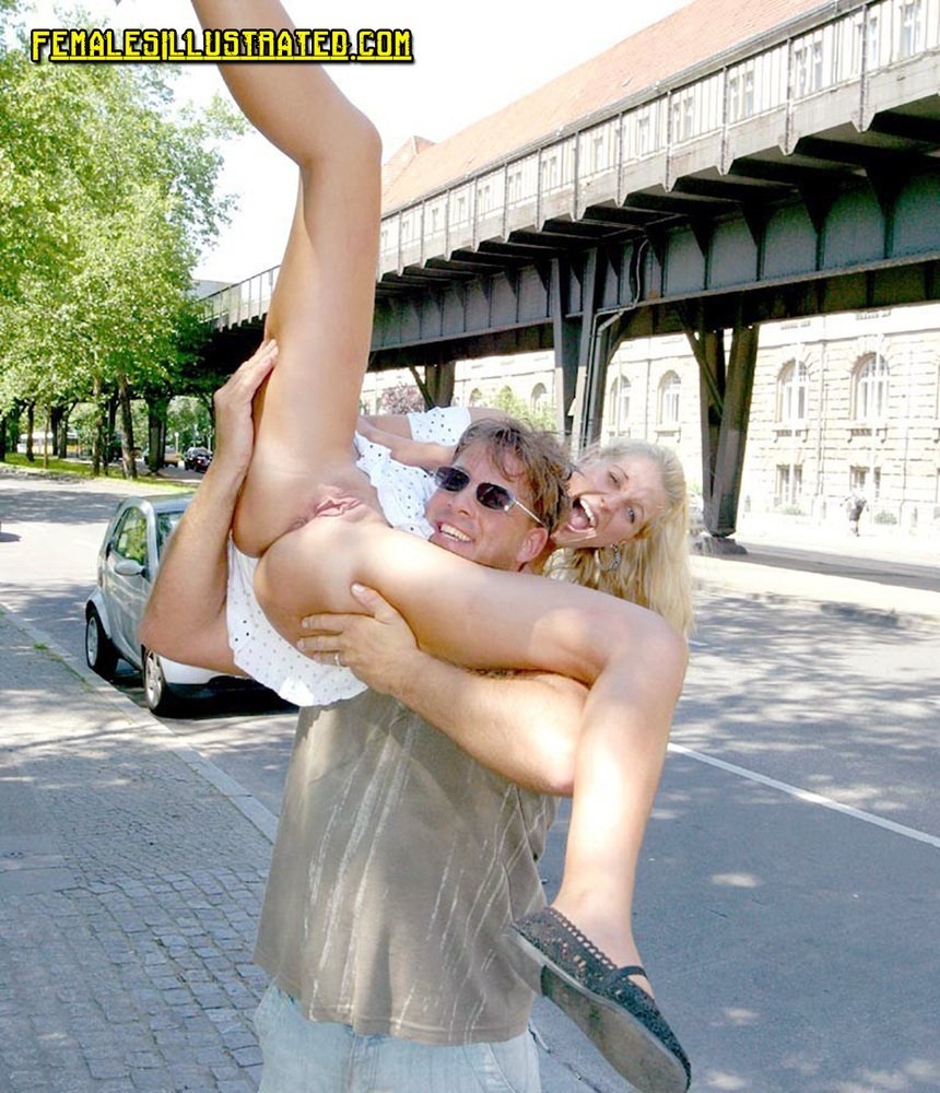 Девушки без трусиков на улице