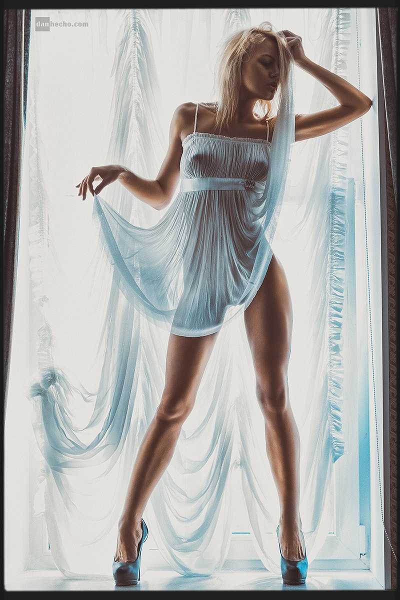 Голая в прозрачном платье