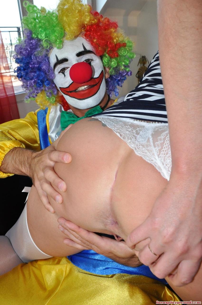 Голые женщины в гриме клоунов