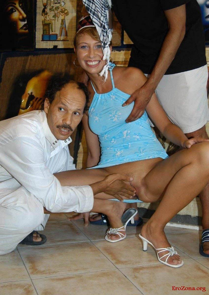 Голые девки ебутся на природе