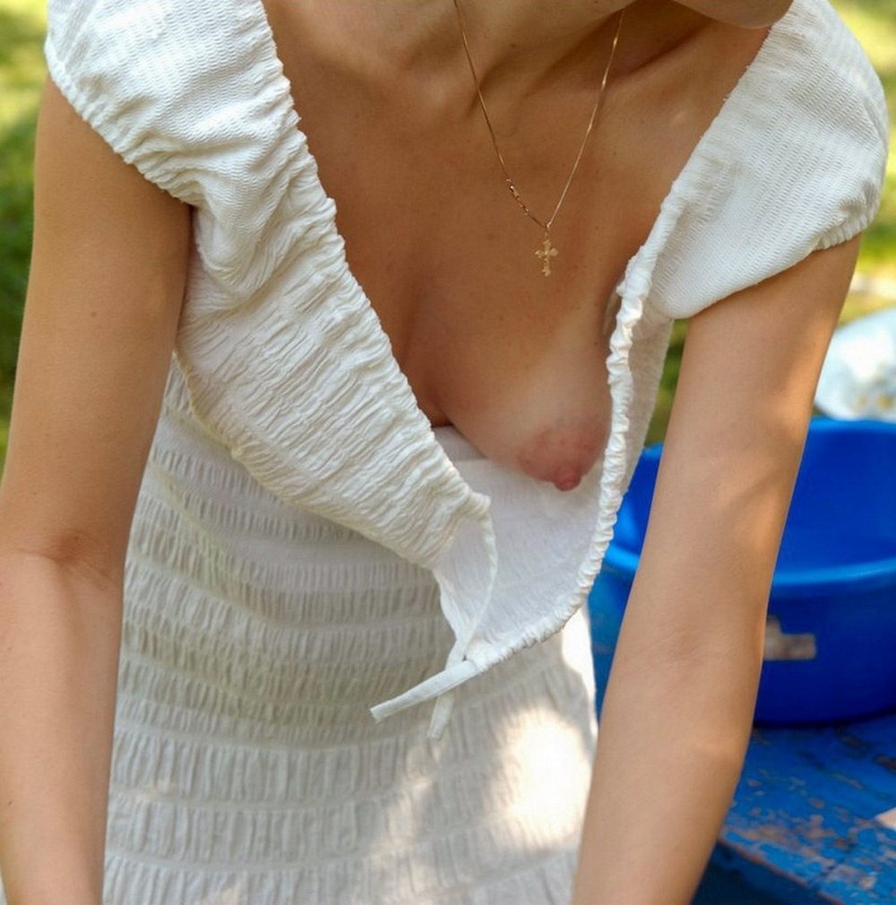 Девушка засветила грудь