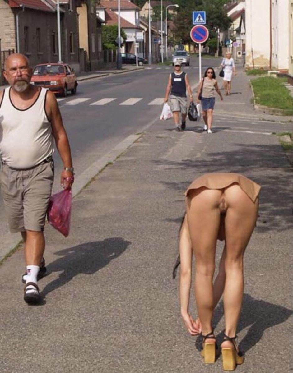 Ходит без трусиков по улице