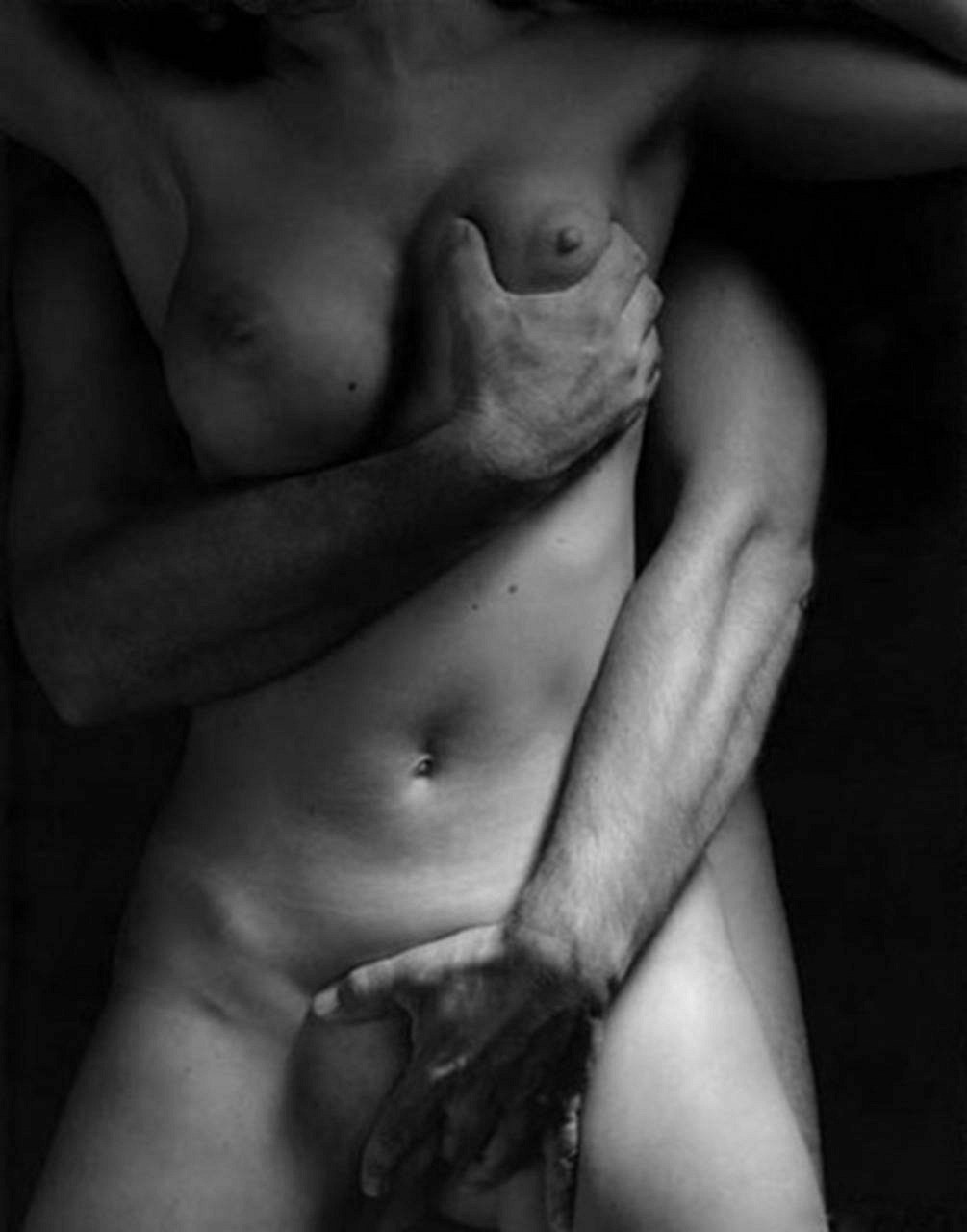 Девушка ласкает киску девушке