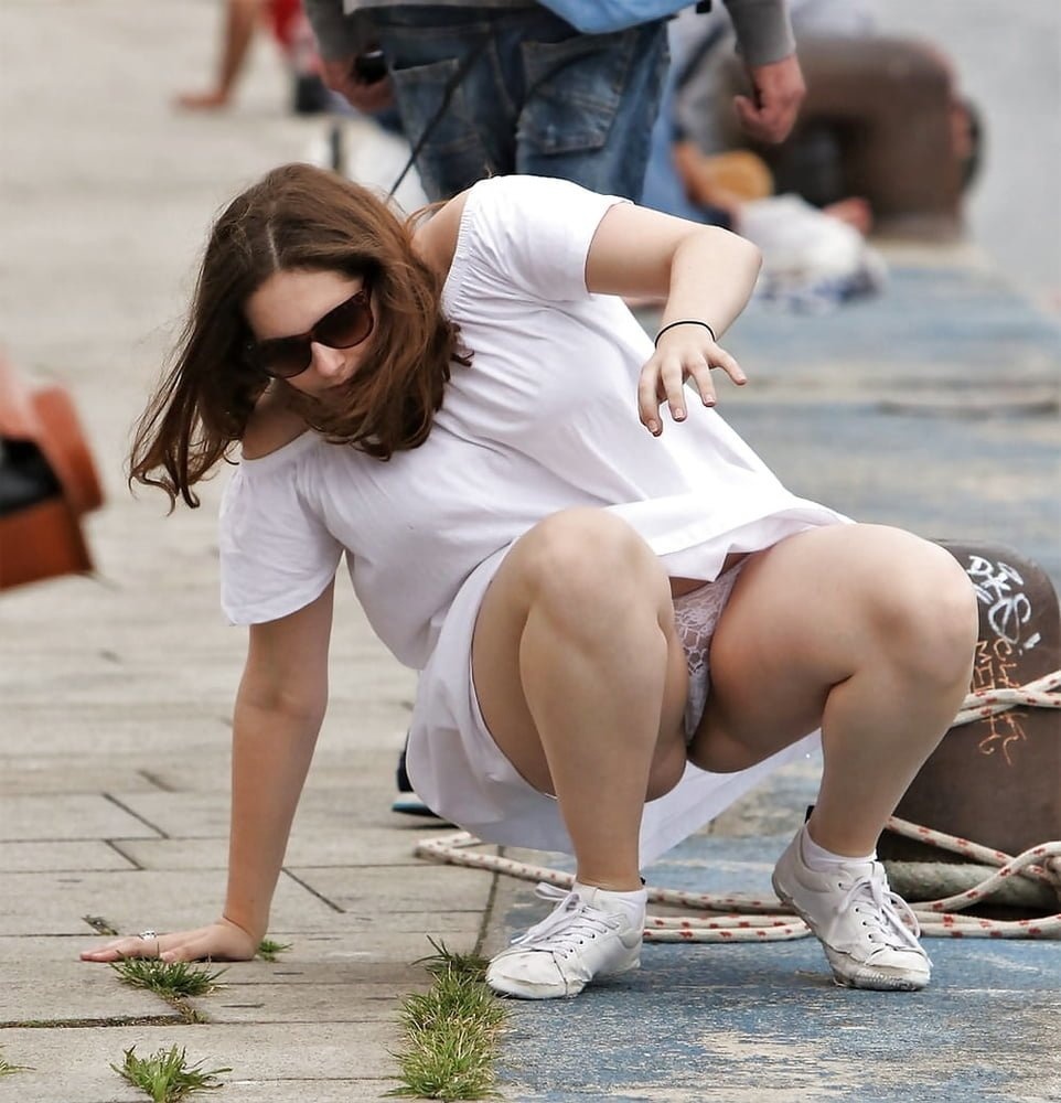 Случайно засветила трусики