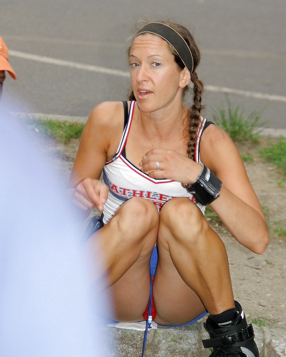 Девушка сняла трусы с подруги