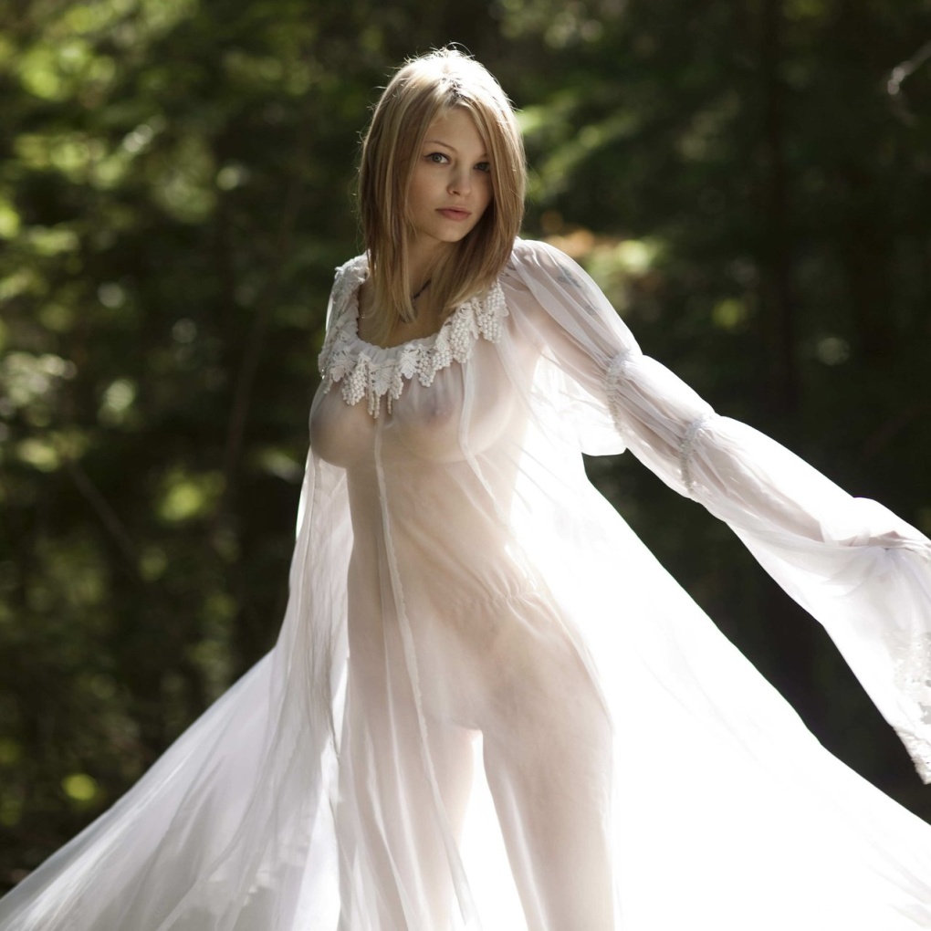 Голые женщины в прозрачных пеньюарах