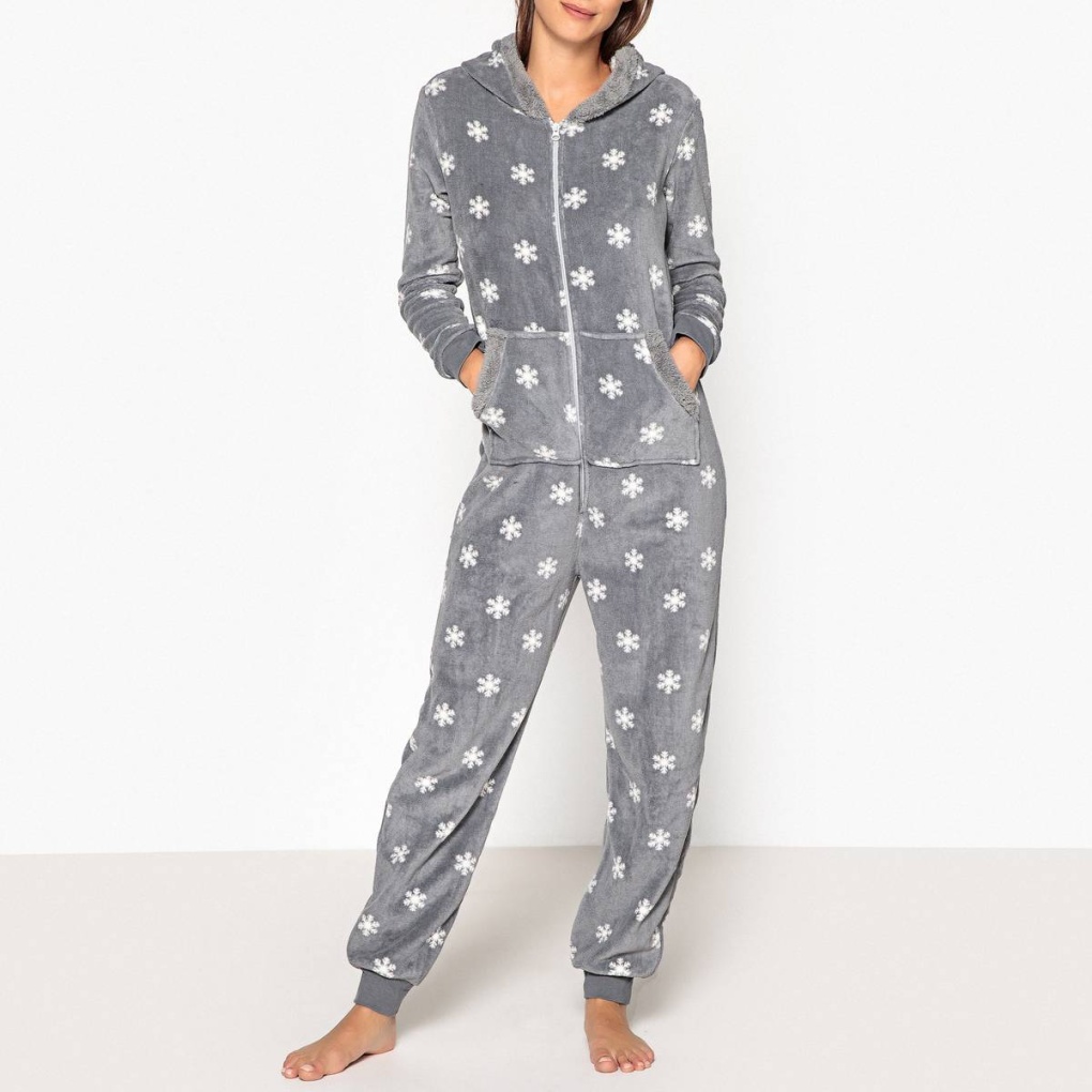 Девушка в пижаме Виктория Сикрет