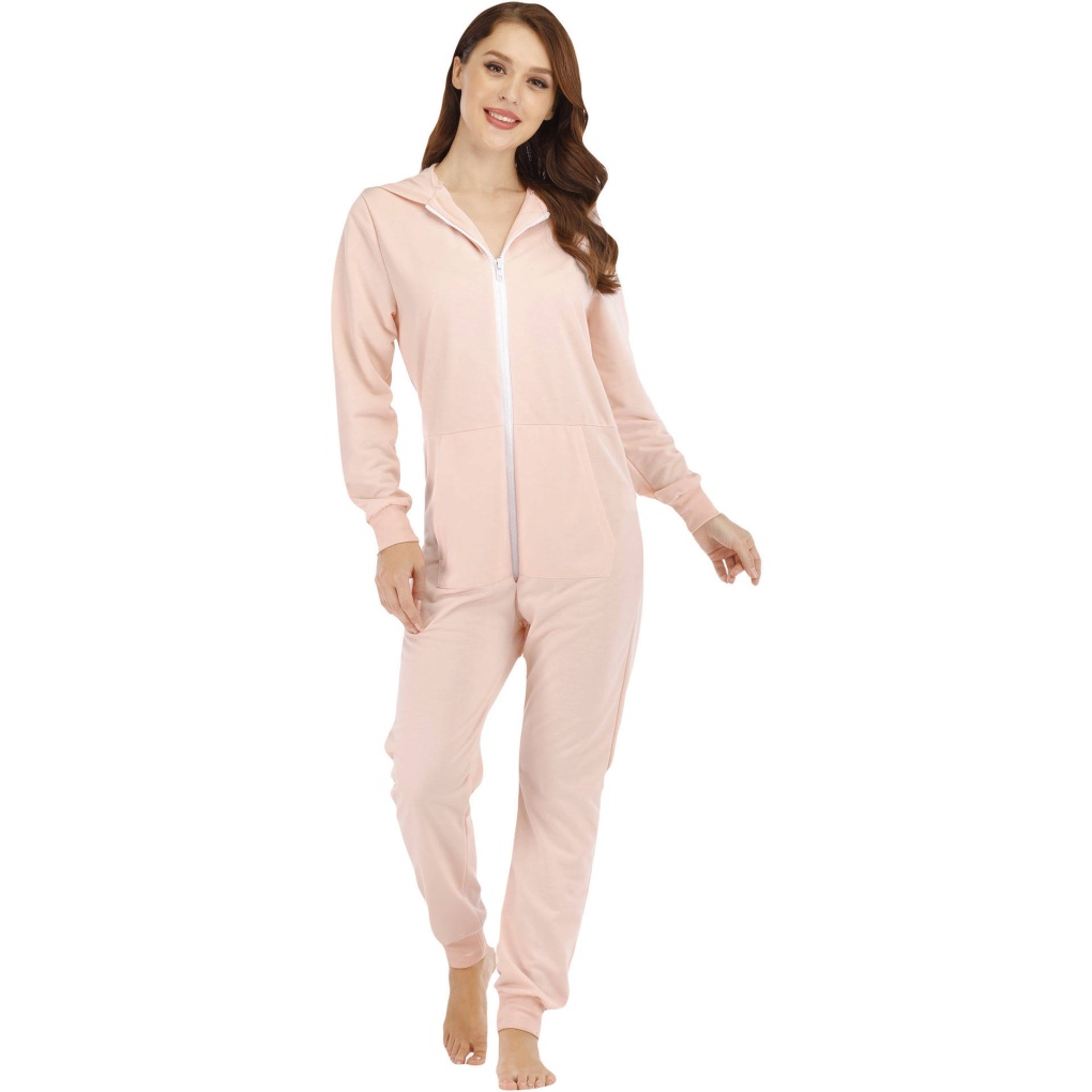 Голенькая девушка в пижаме