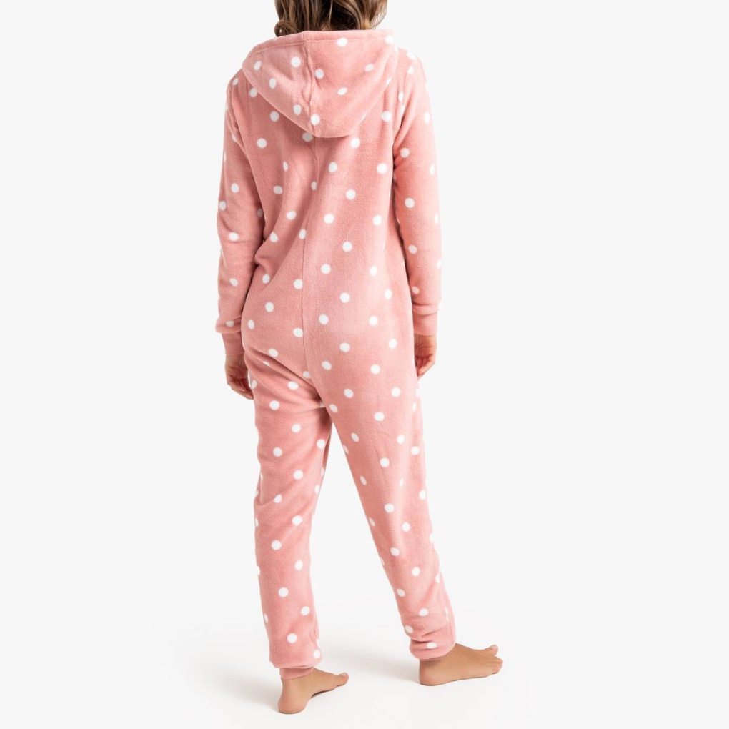 Стелла Максвелл в пижаме