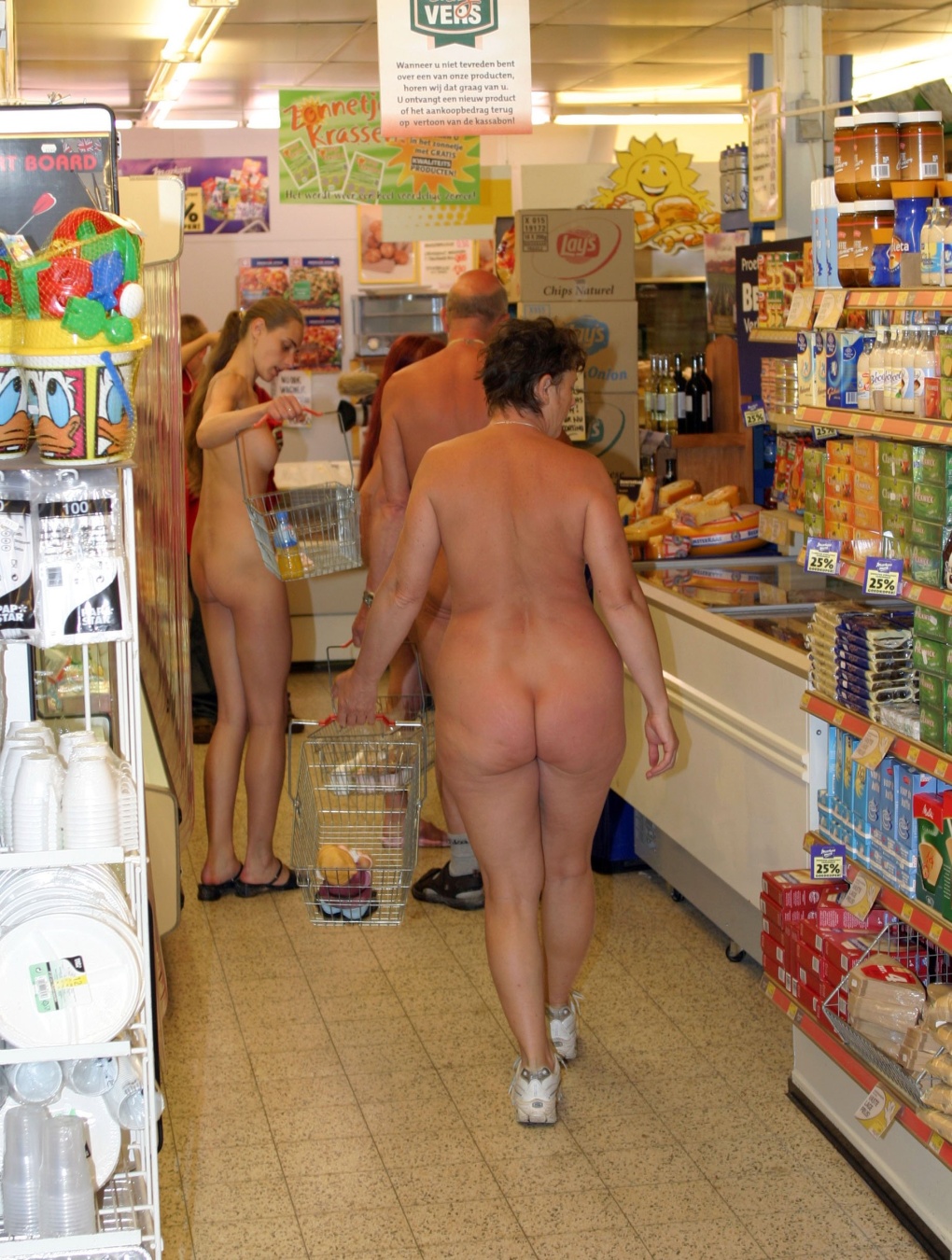 Старуха нагнулась без трусов