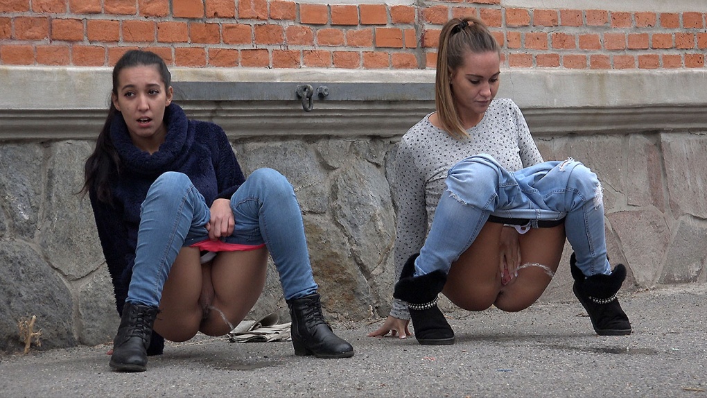 Девушки без трусов ссут