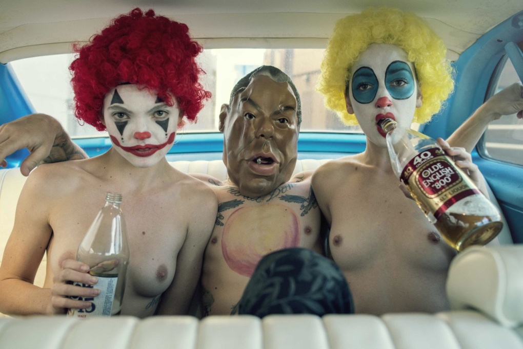 Девушка клоун с большими сиськами