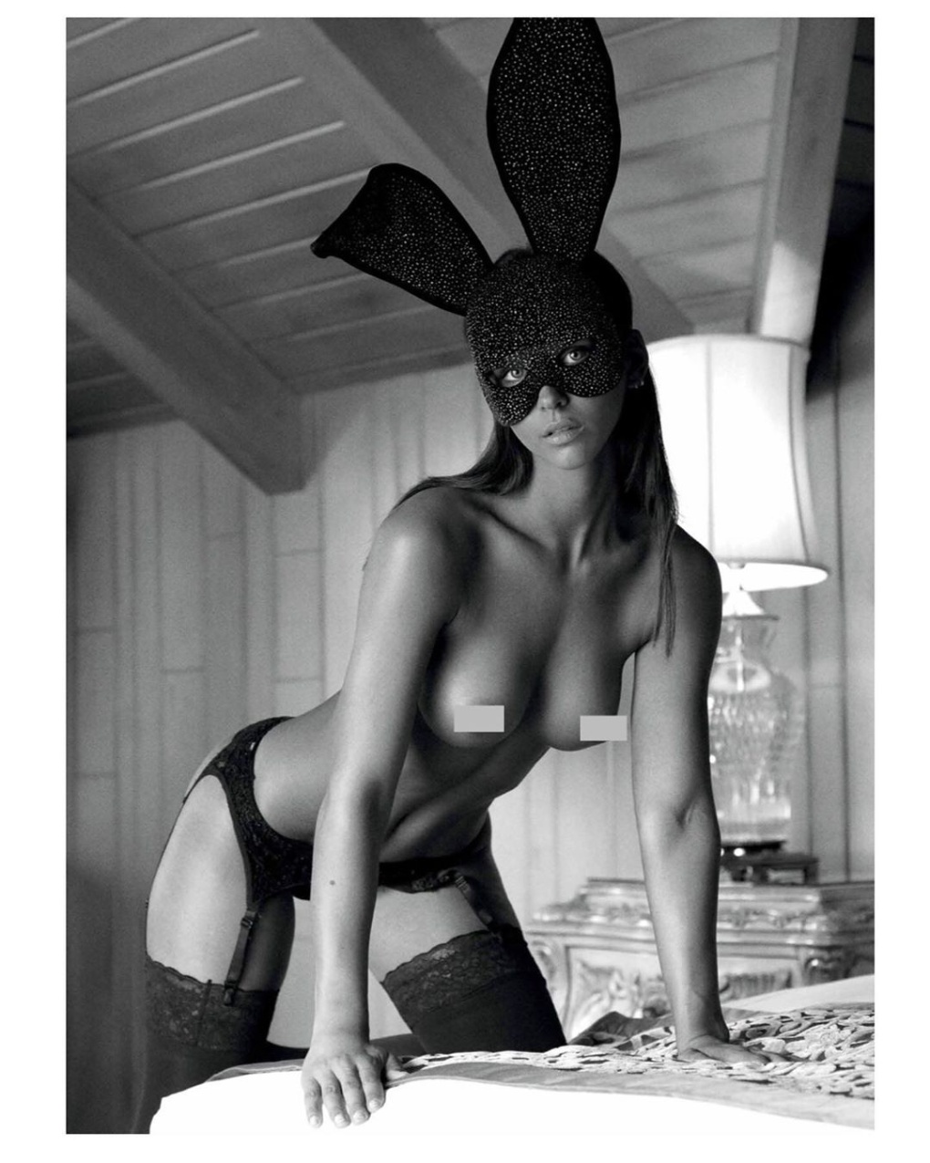 Сиськи девушки в гирлянде