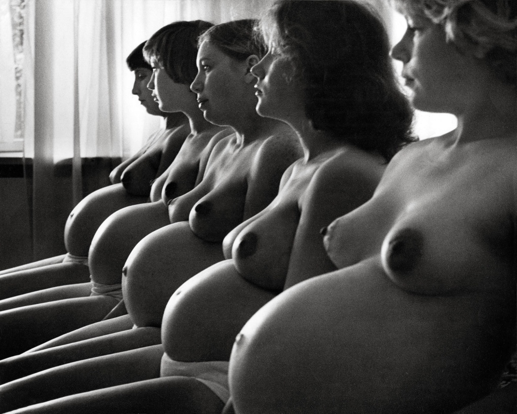 Голая беременная рожает в воде