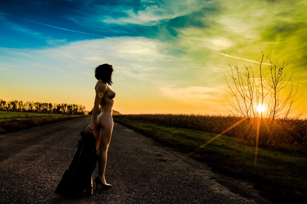 Эротическая фотосессия на дороге