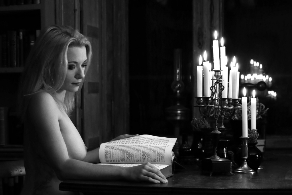 Голая в постели с книжкой