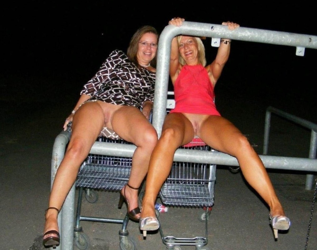 Голые телки без трусов