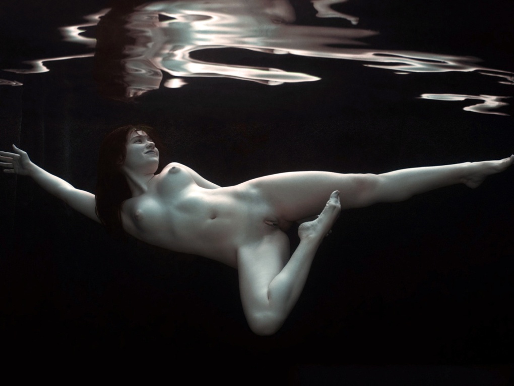 Черная голая под водой