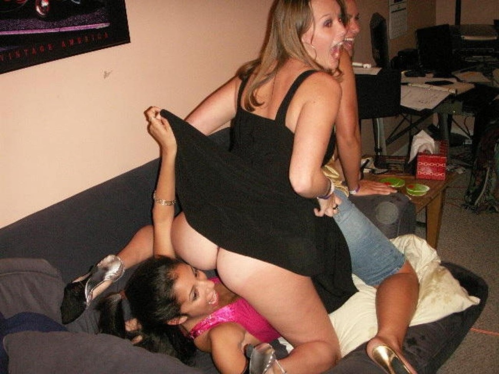 Пьяные голые женщины на корпоративах