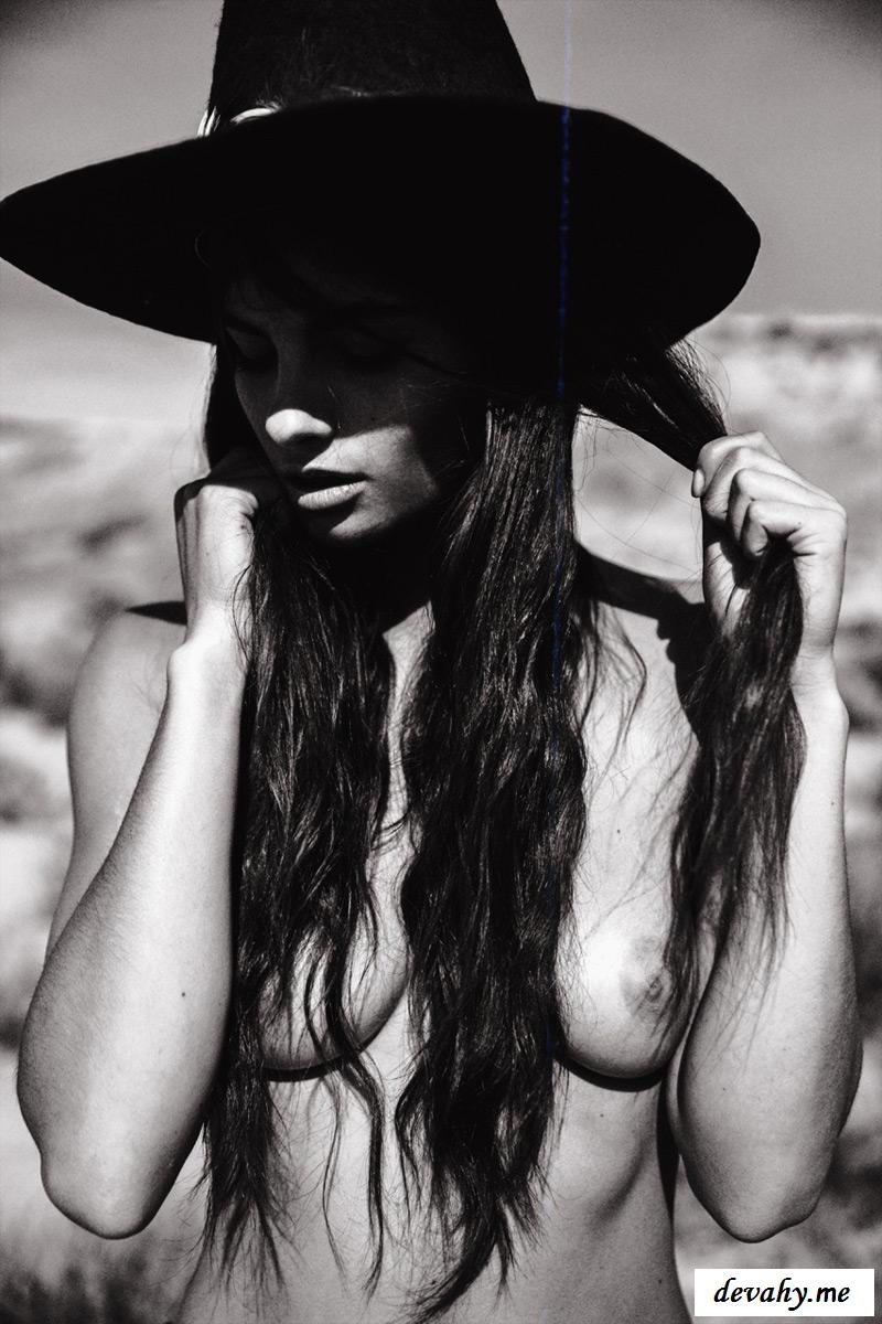 София Бутелла Мумия голая