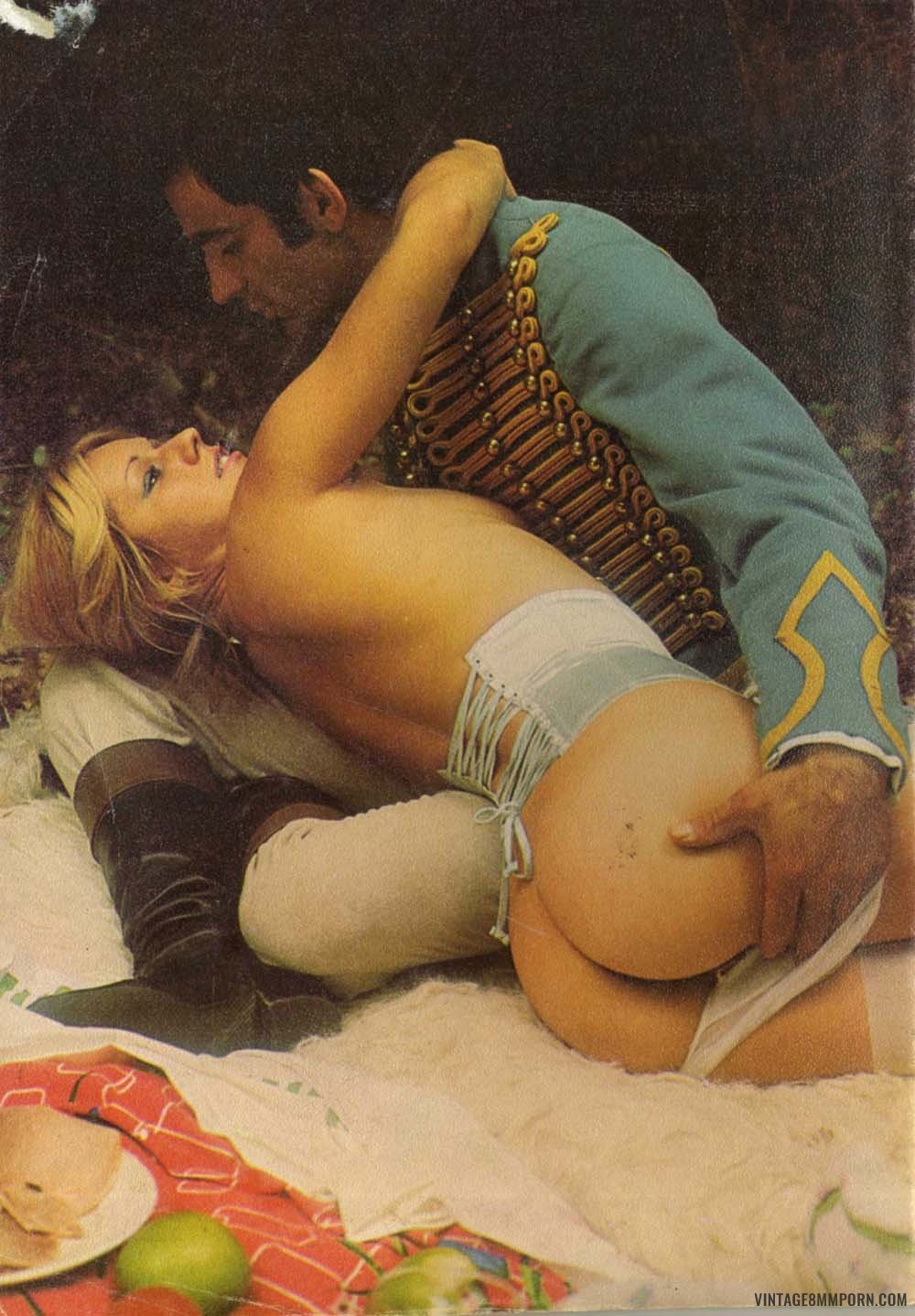 Голые мужчины верхом на лошадях