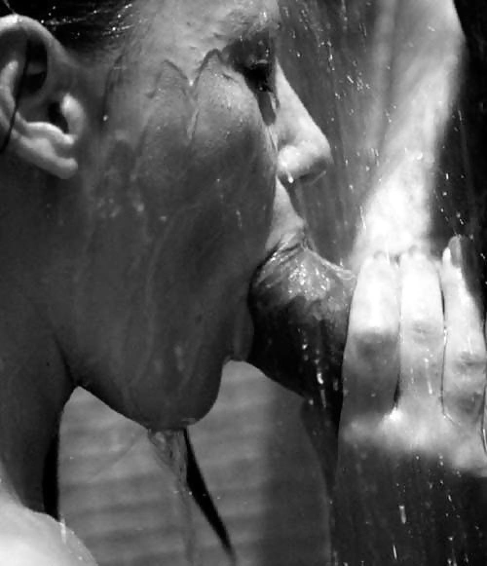 Молодая отсасывает в душе