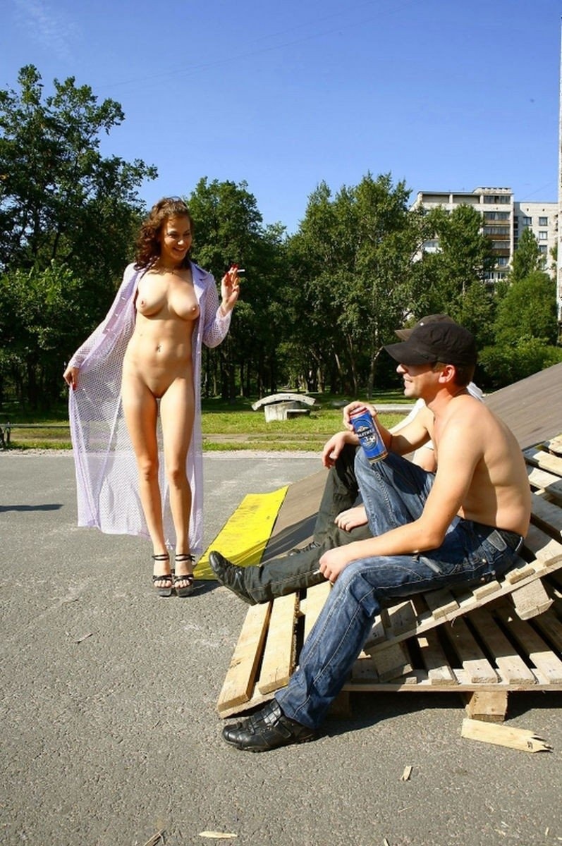 Голая женщина ходит по улице
