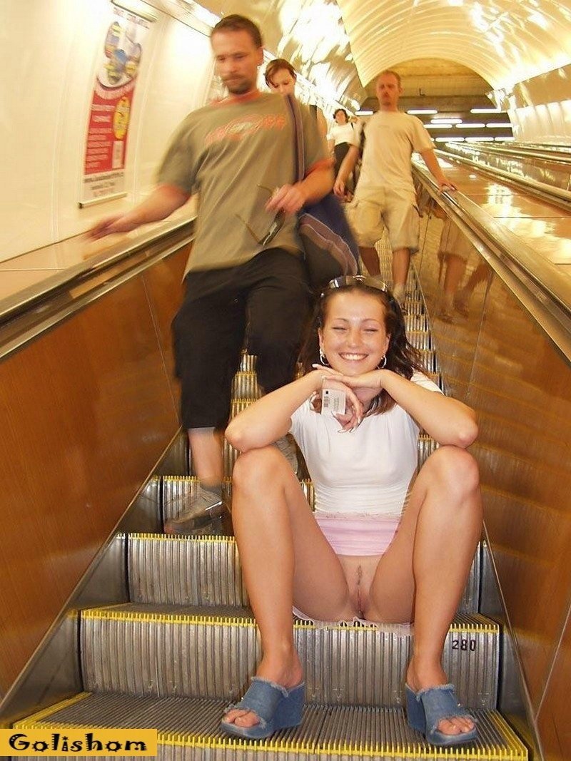Девушки без трусиков в общественном
