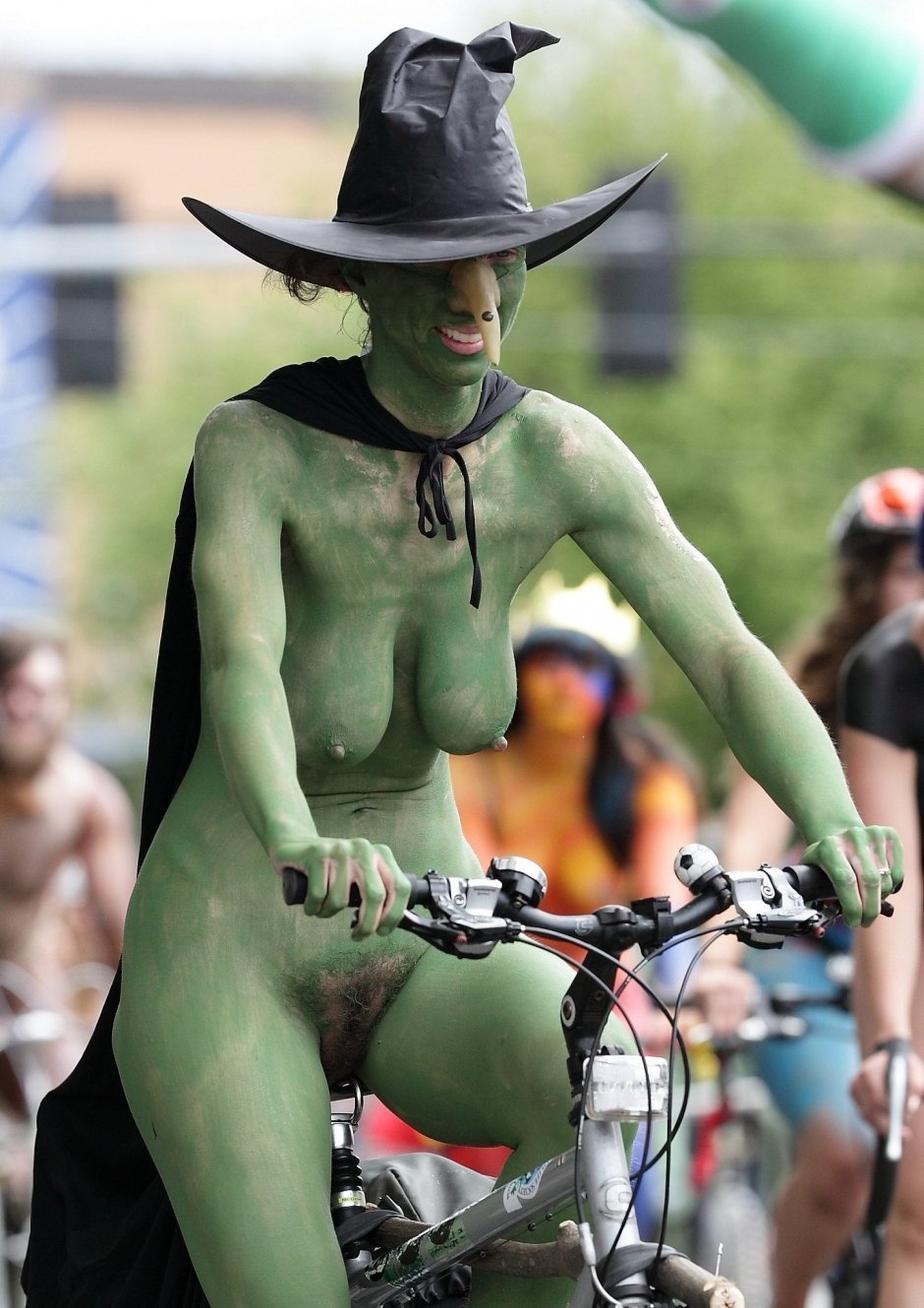 Массовый забег голых женщин