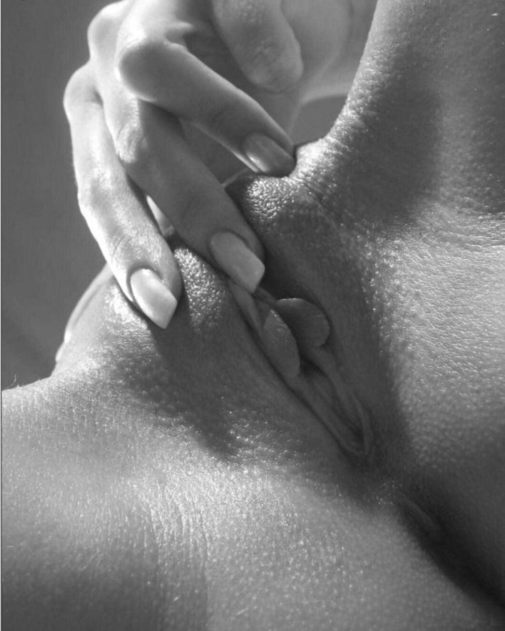 Засунул ногу во влагалище