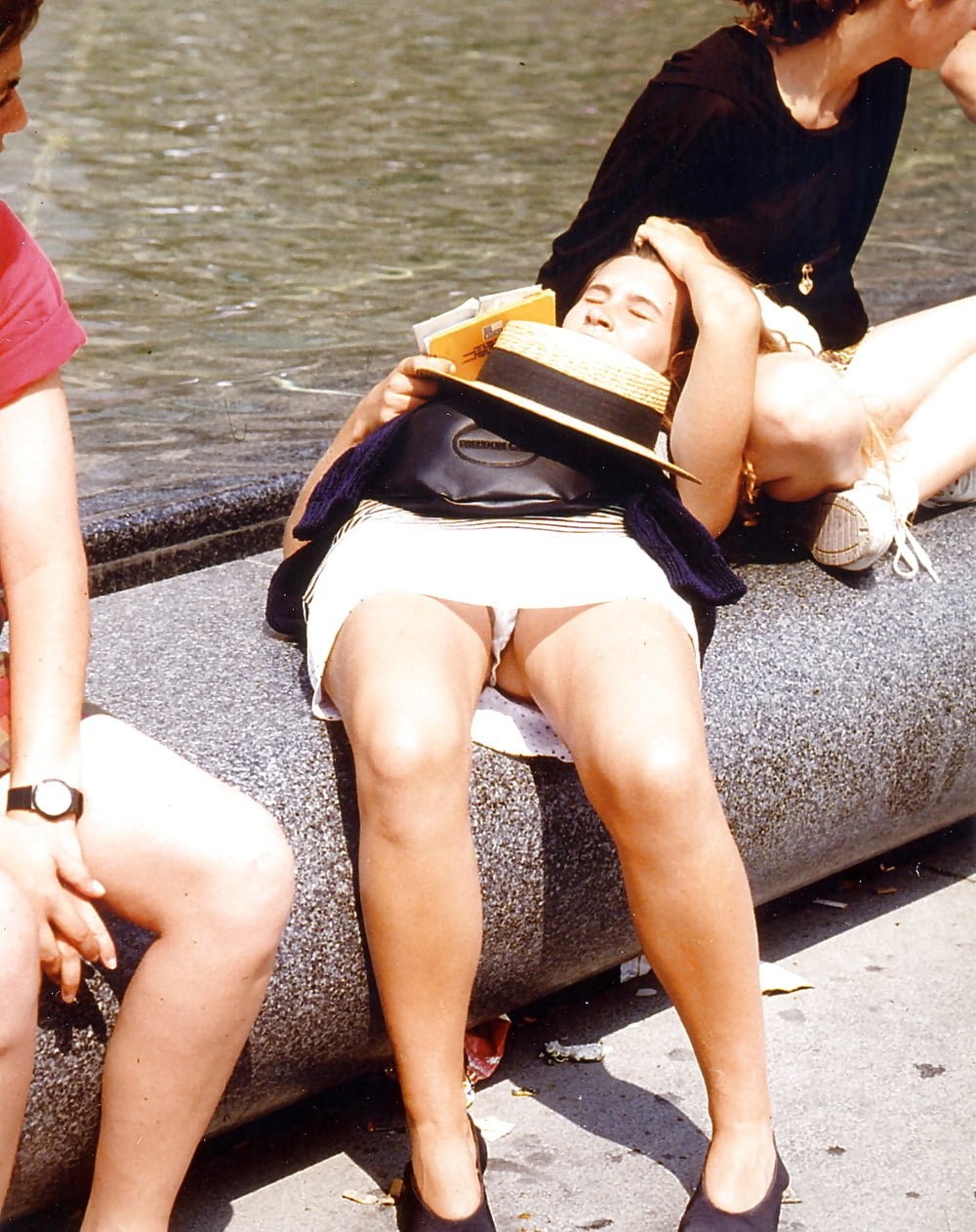 Жена без трусиков на публике