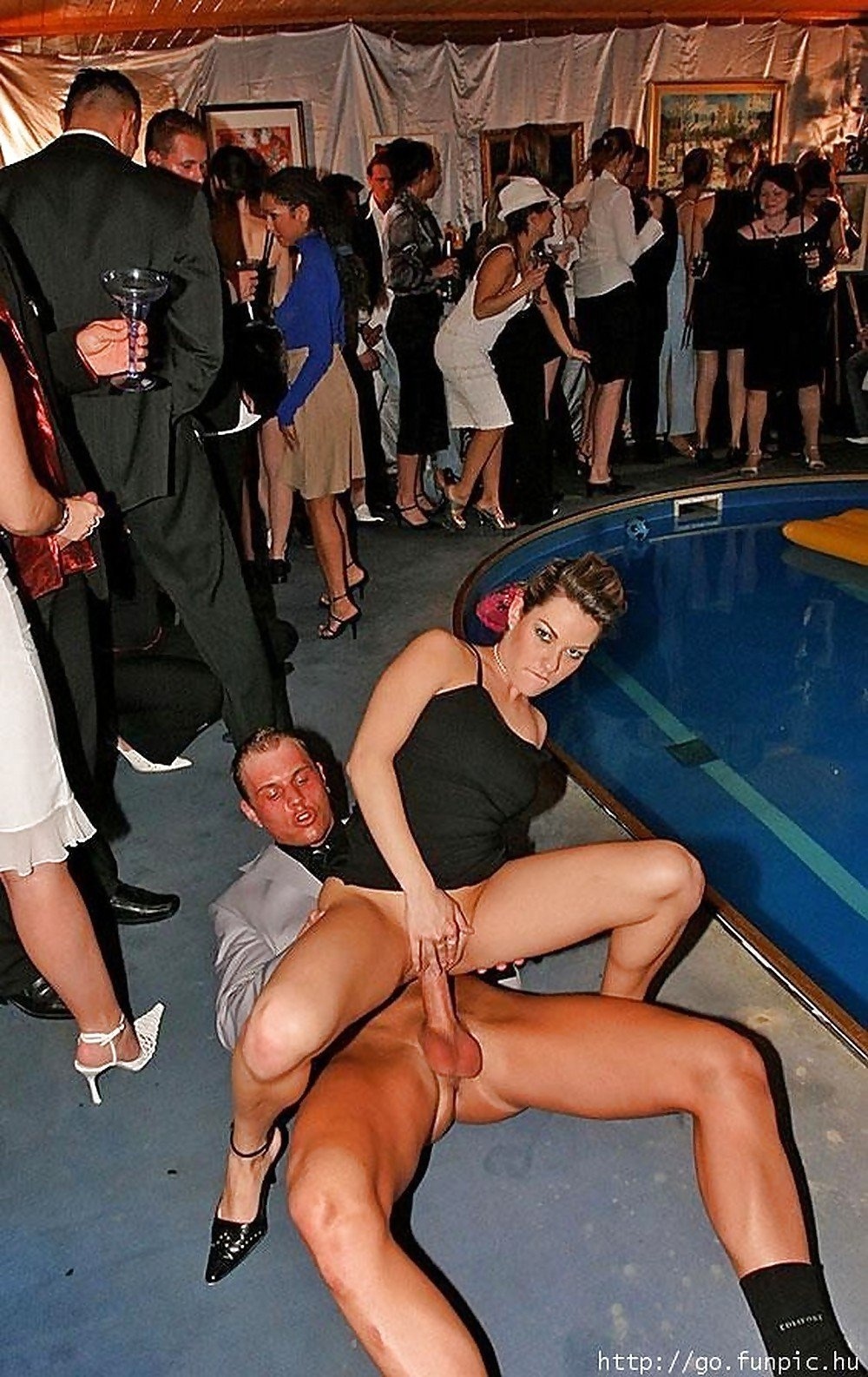 Девки переодеваются на пляже