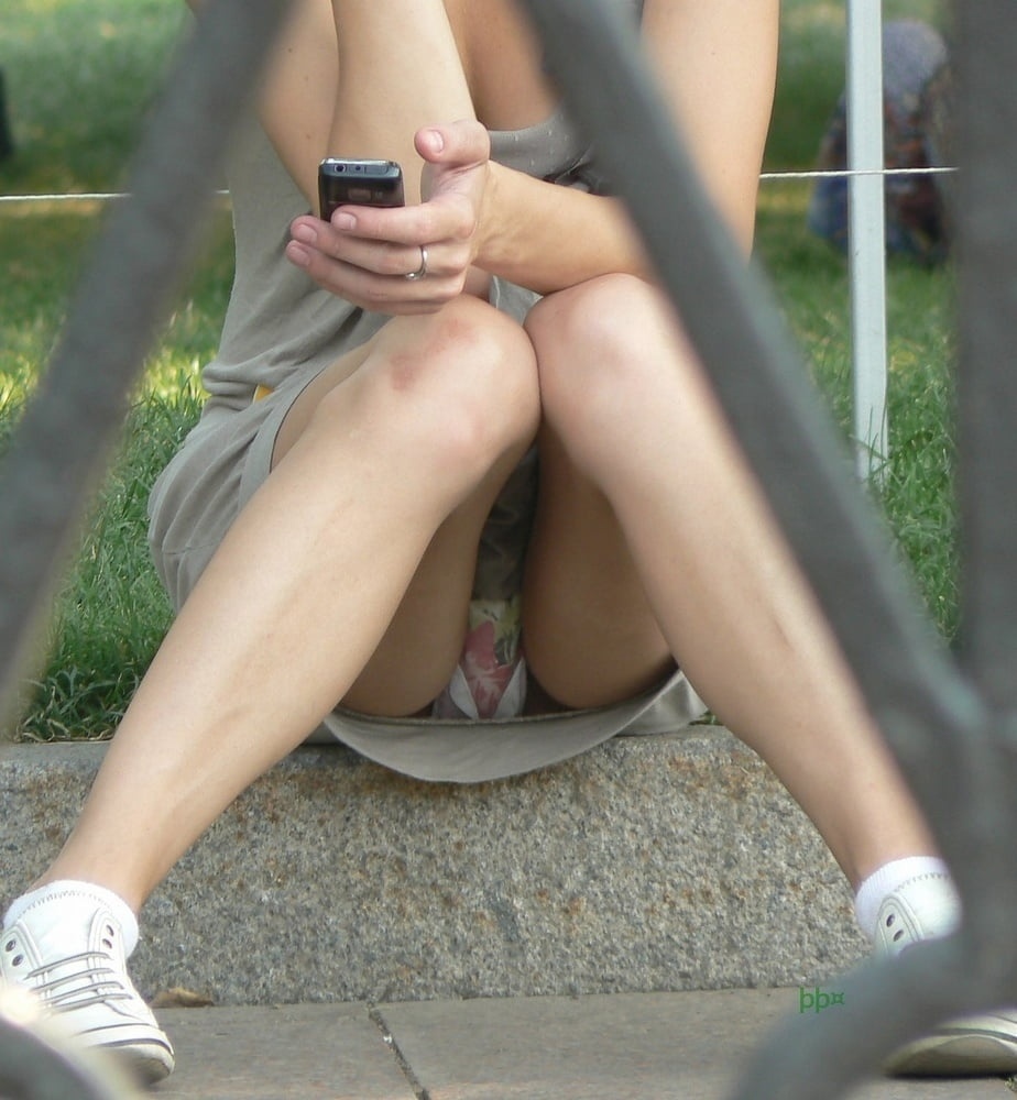 Засветила трусики на улице