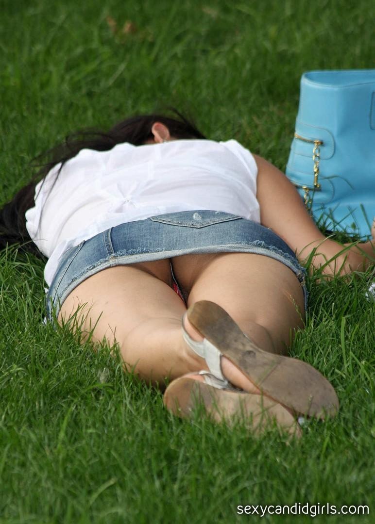 Подглядывание под юбку без трусов