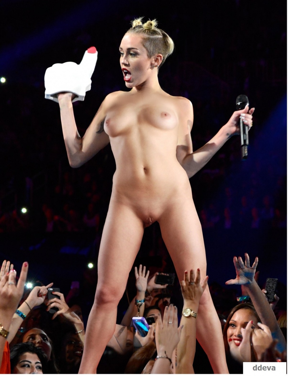 Голые рок певицы на концерте