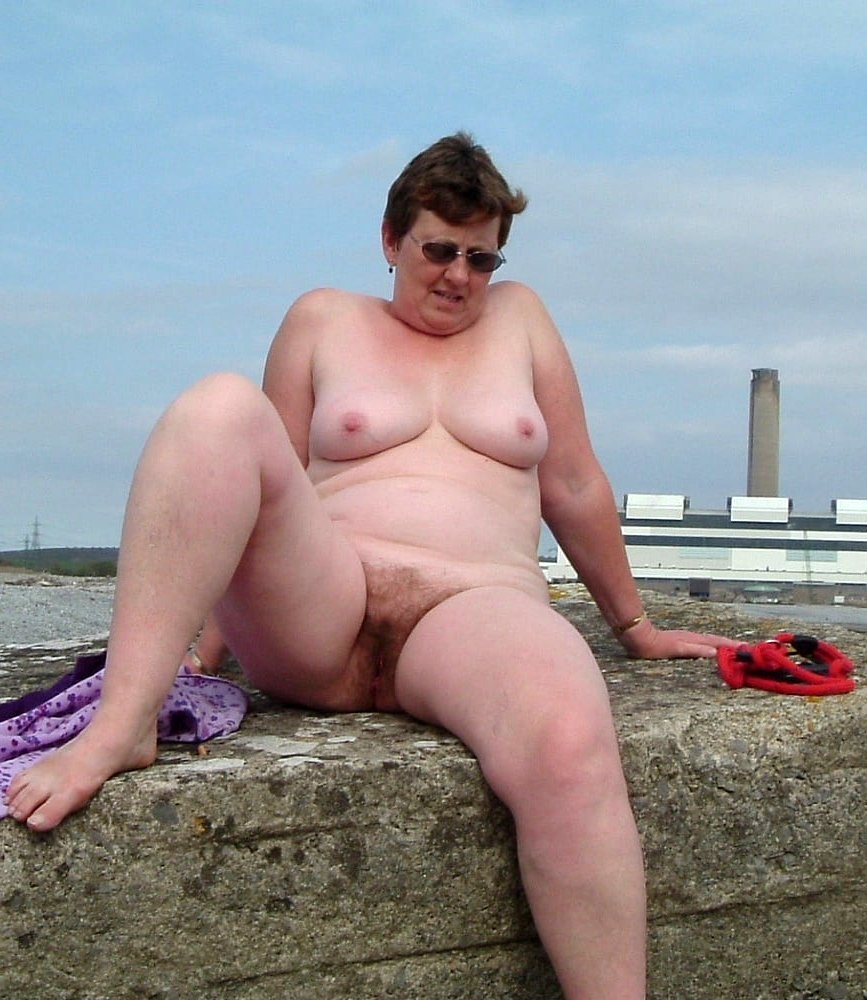 Волосатые толстушки на пляже