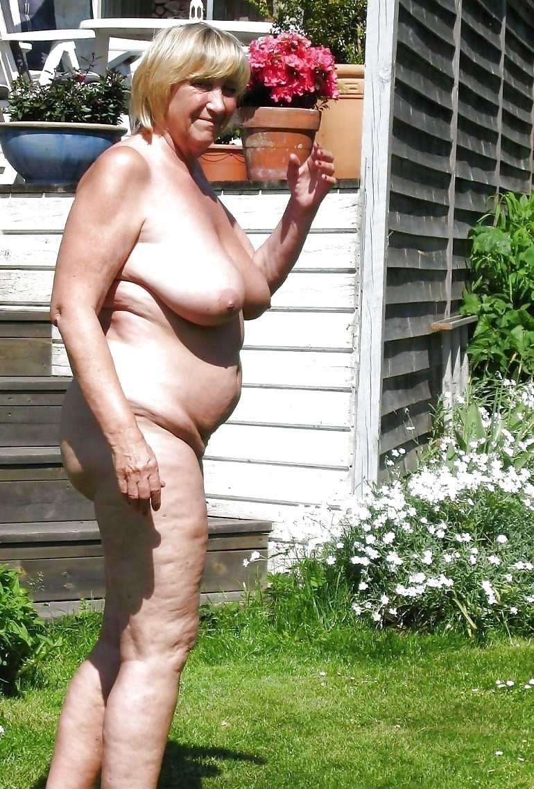Толстые голые бабки на даче