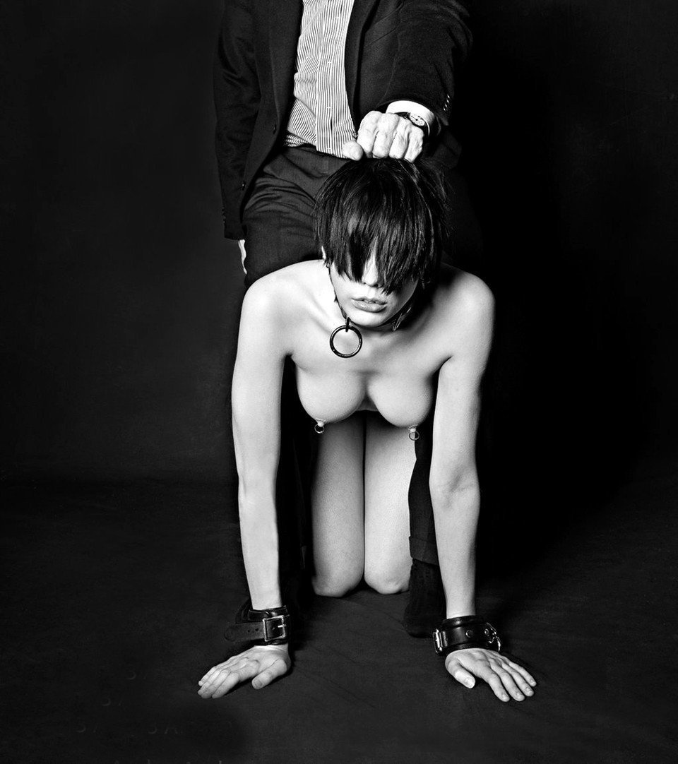 Садо мазо мужик на поводке