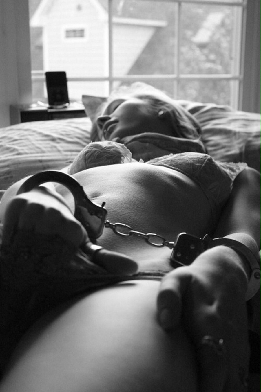 Девушка в наручниках эротично