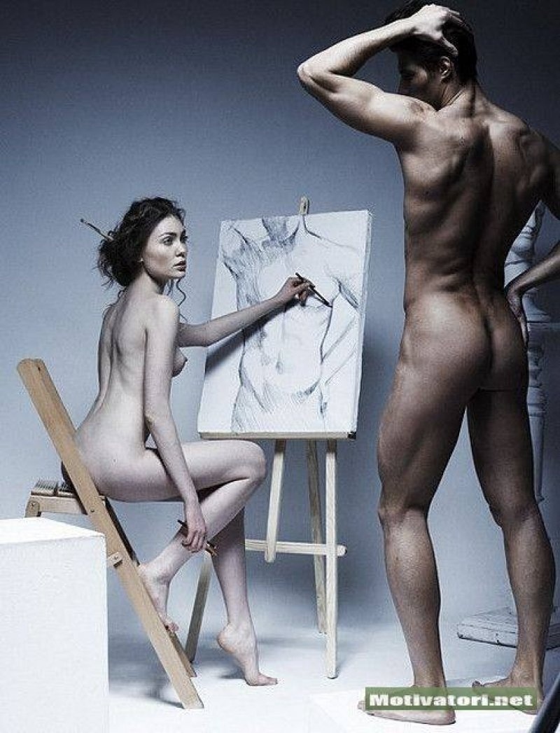 Голые мужчины и женщины в студии