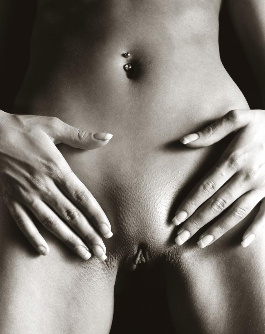 Загорелая пирсинг голая