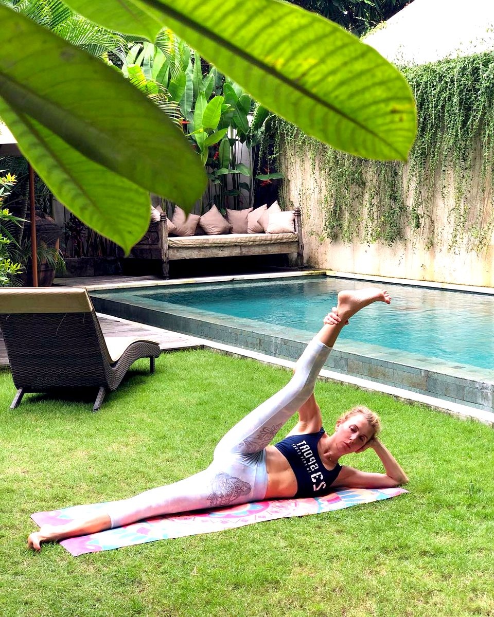 Светлана Бондарчук в купальнике