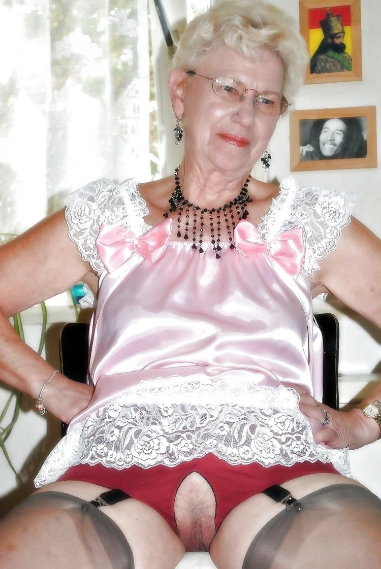 Пожилые женщины без трусов