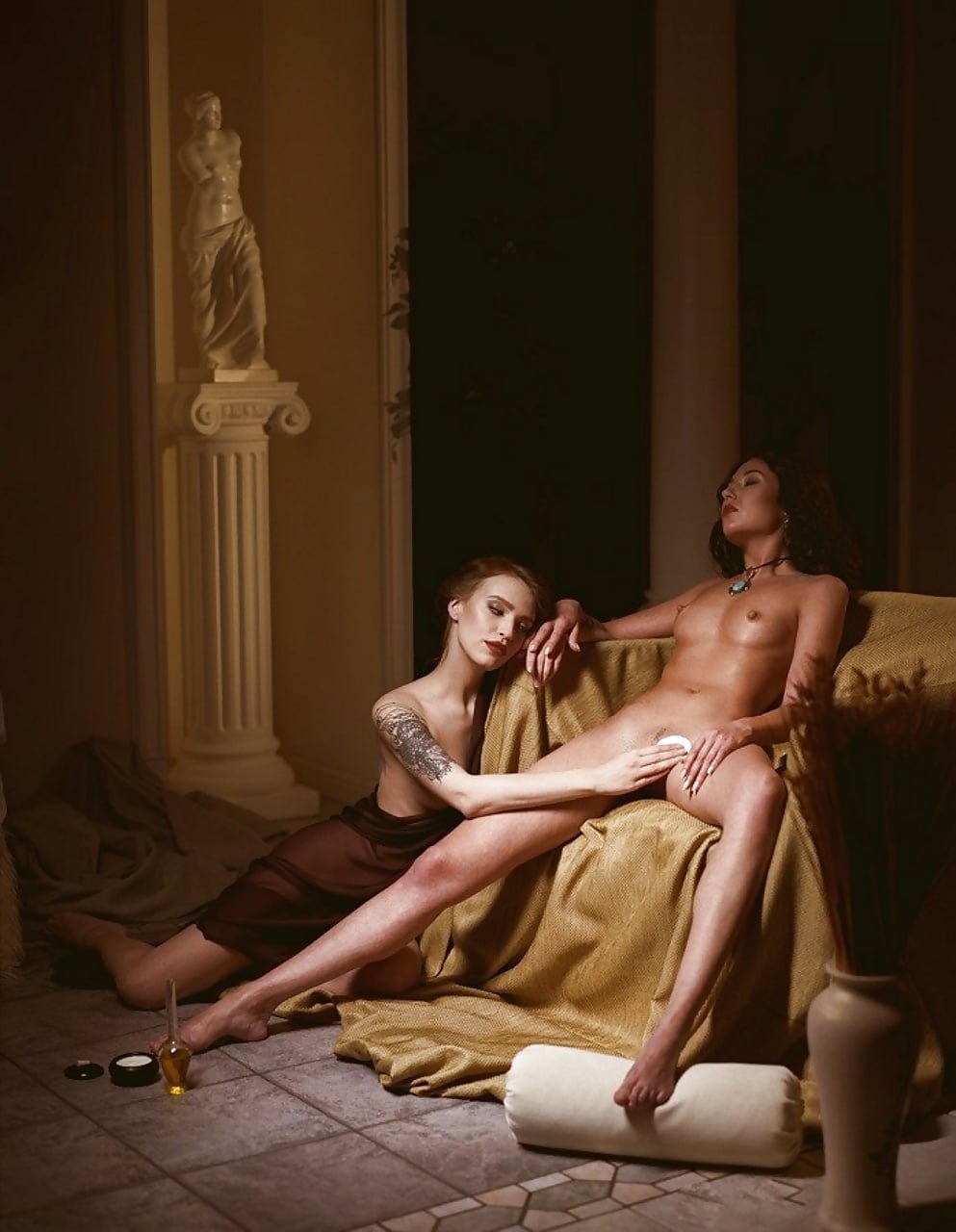 Женщины в театре в стиле ню