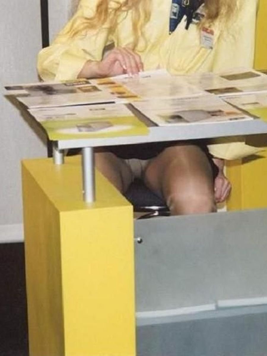 Подглядываем под юбку в офисе