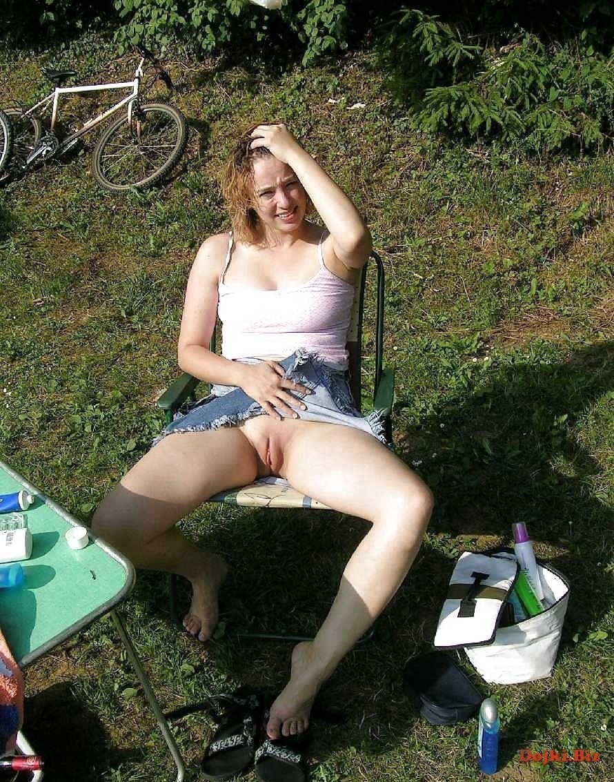 Девушки на даче без трусов