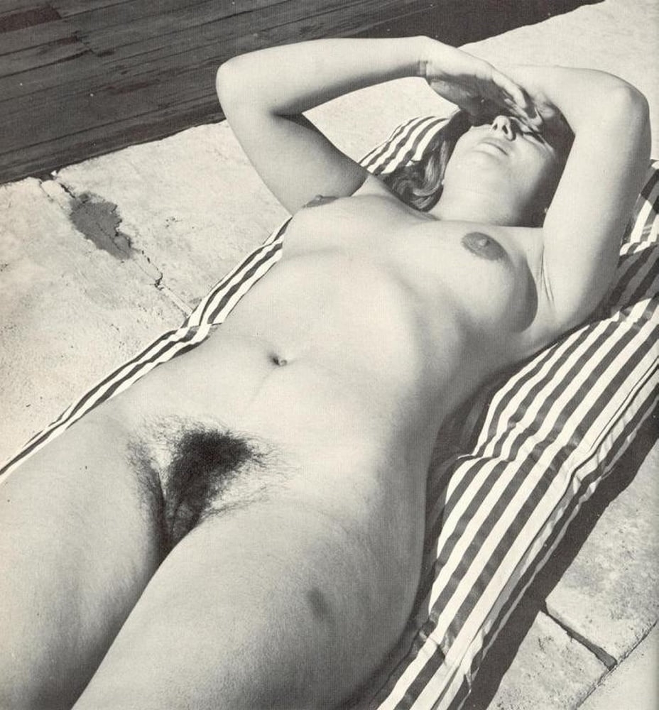 Волосатые женщины на пляже ретро