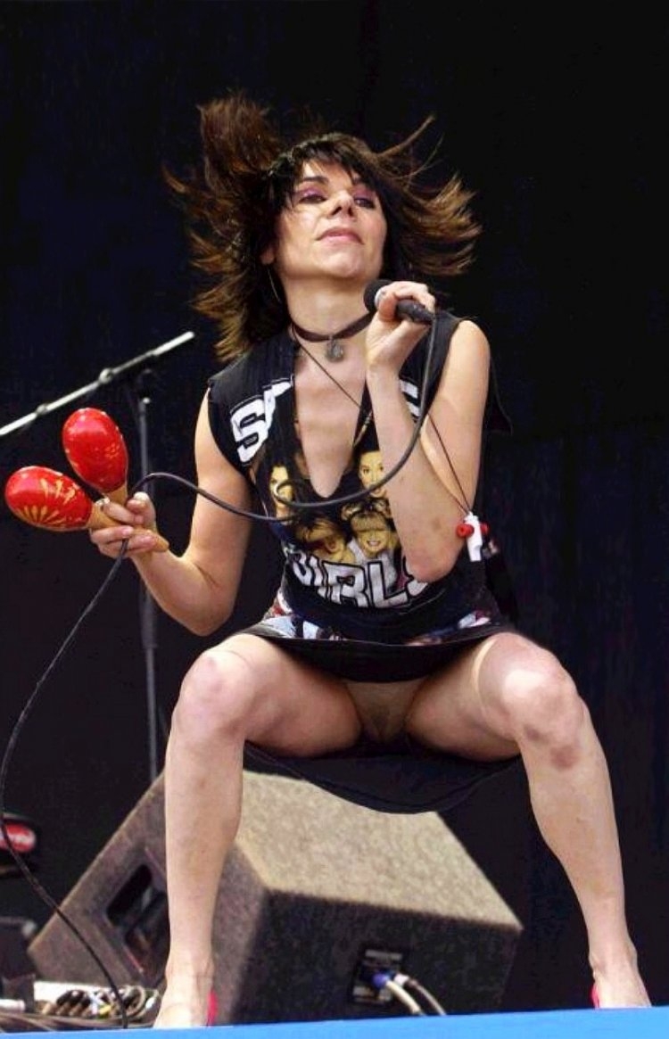 Знаменитости на сцене без трусов