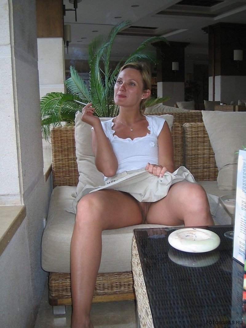 Под юбкой без трусиков зрелые волосатые