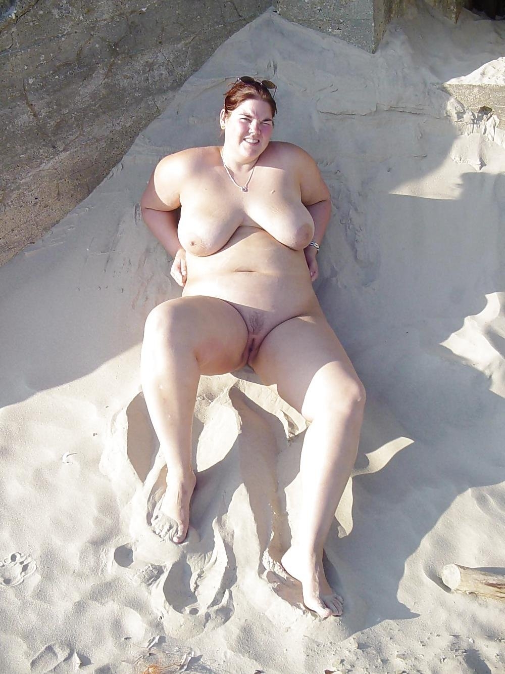 Голые пышные женщины на пляже